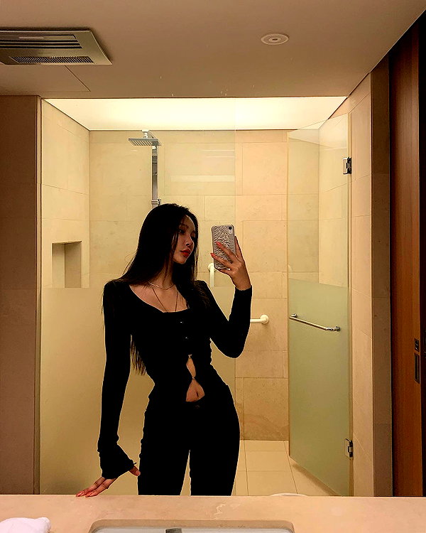 Archived image from @heroineseen on Instagram