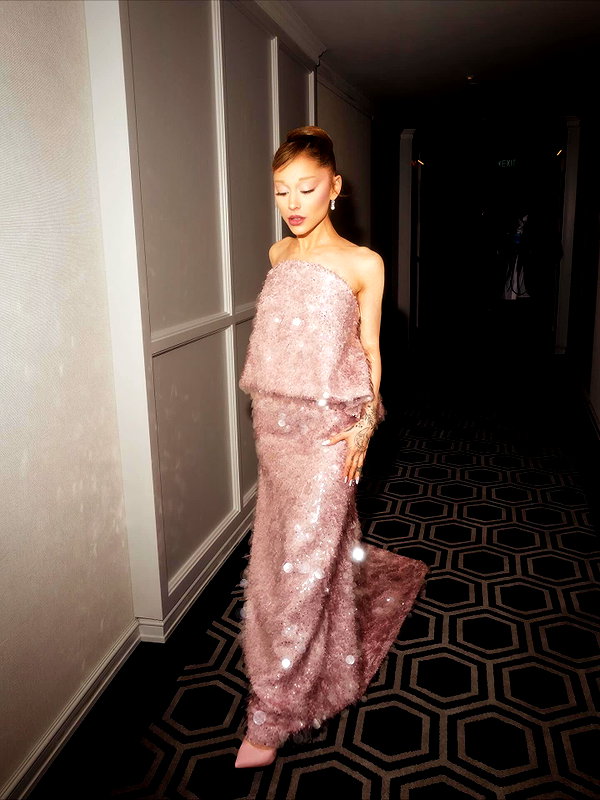 arianagrande instagram image archive image