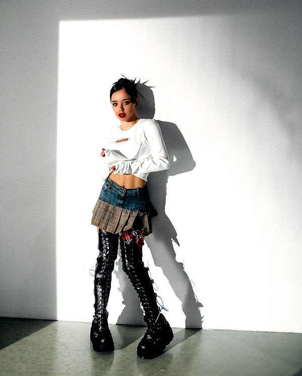 lyna_com2000 instagram image archive image