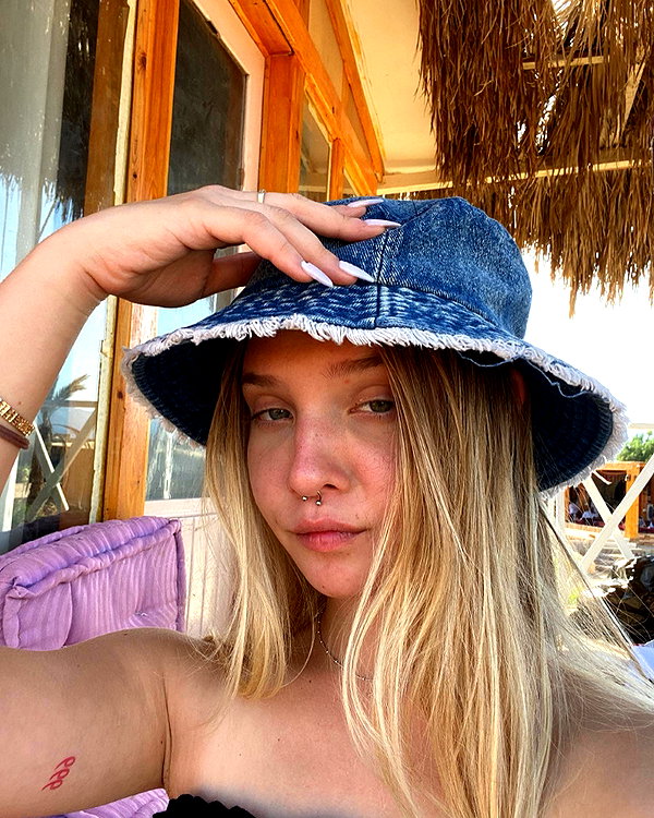 lila.garnik instagram image archive image