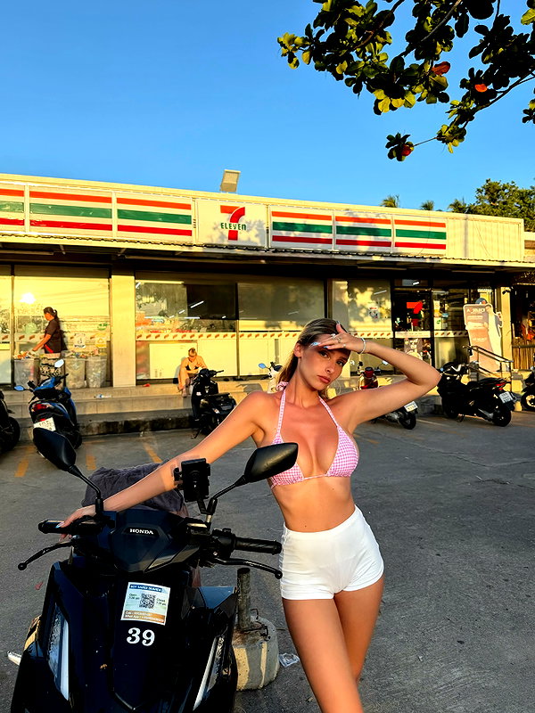 ella_netzer8 instagram image archive image