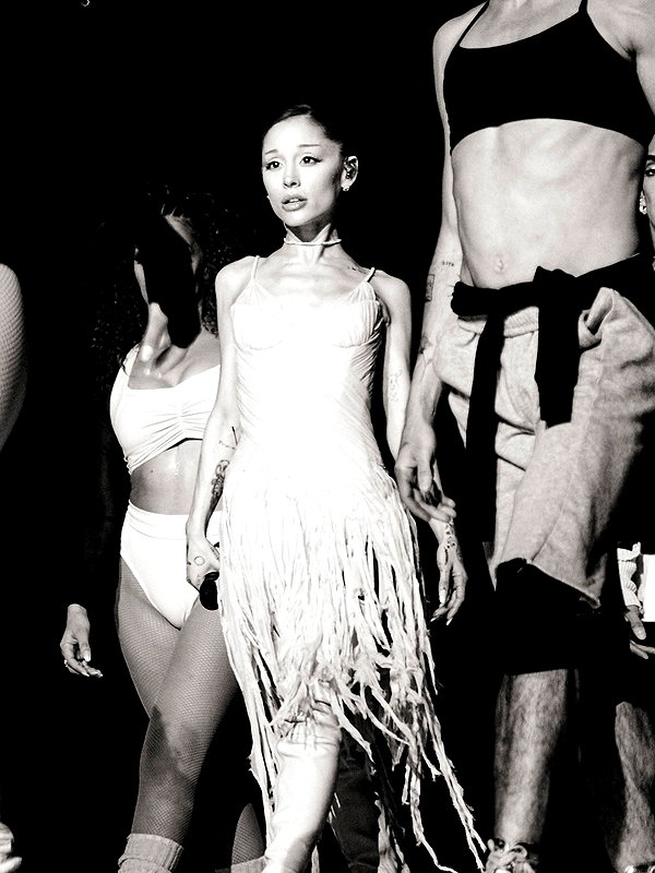 arianagrande instagram image archive image