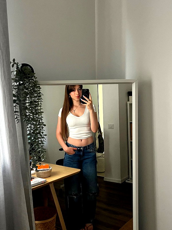 lia_ey99 instagram image archive image