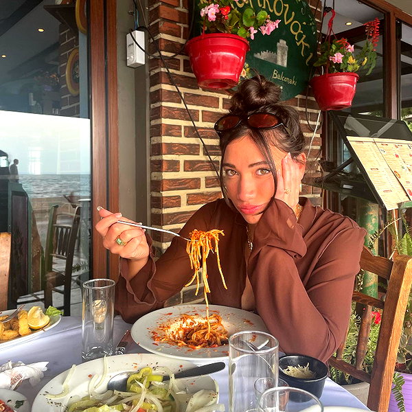 romi_henenson instagram image archive image