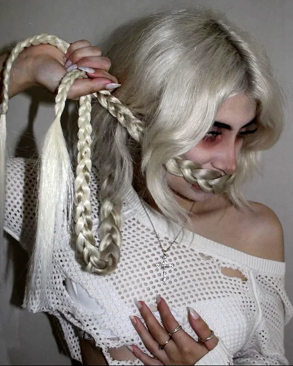chica.niebla instagram image archive image