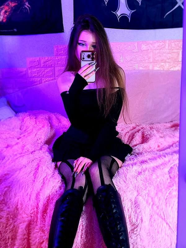 tiny.eviluv instagram image archive image