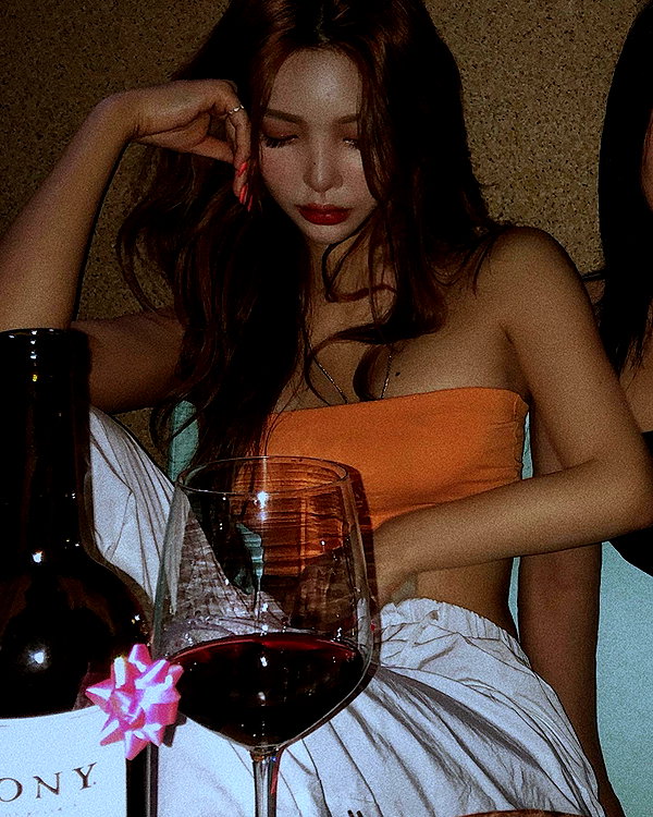 Archived image from @heroineseen on Instagram