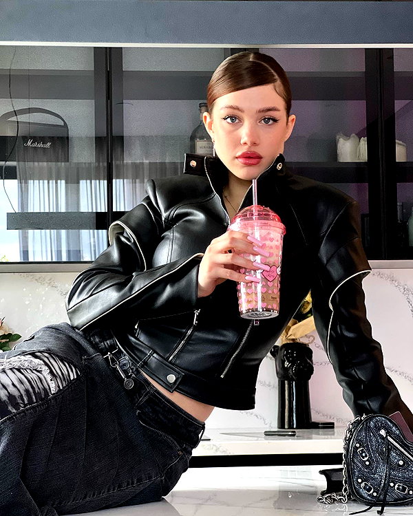 anna.utka22 instagram image archive image