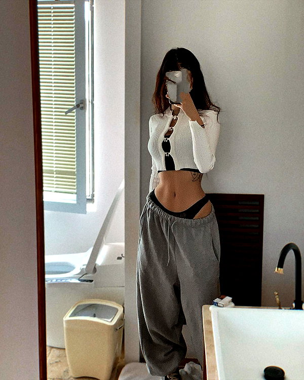 Archived image from @heroineseen on Instagram