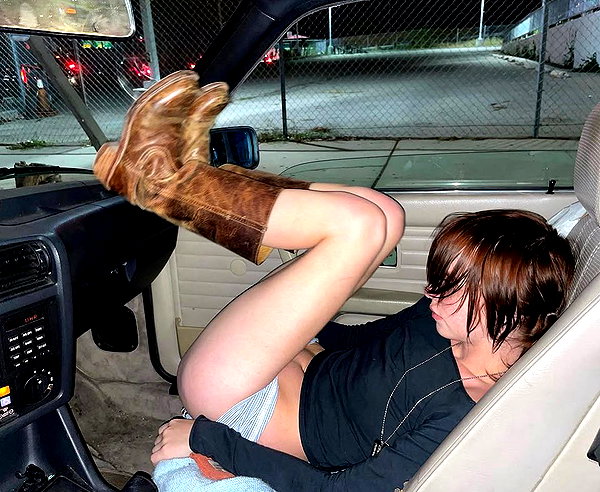 Archived image from @lolabllue on Instagram