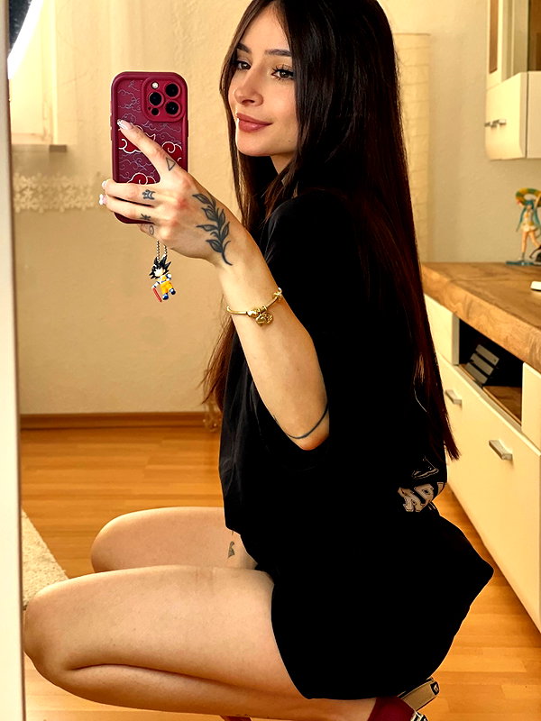 cata.leyah instagram image archive image