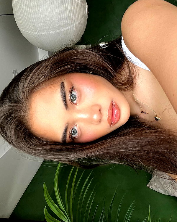 baddiesessence instagram image archive image