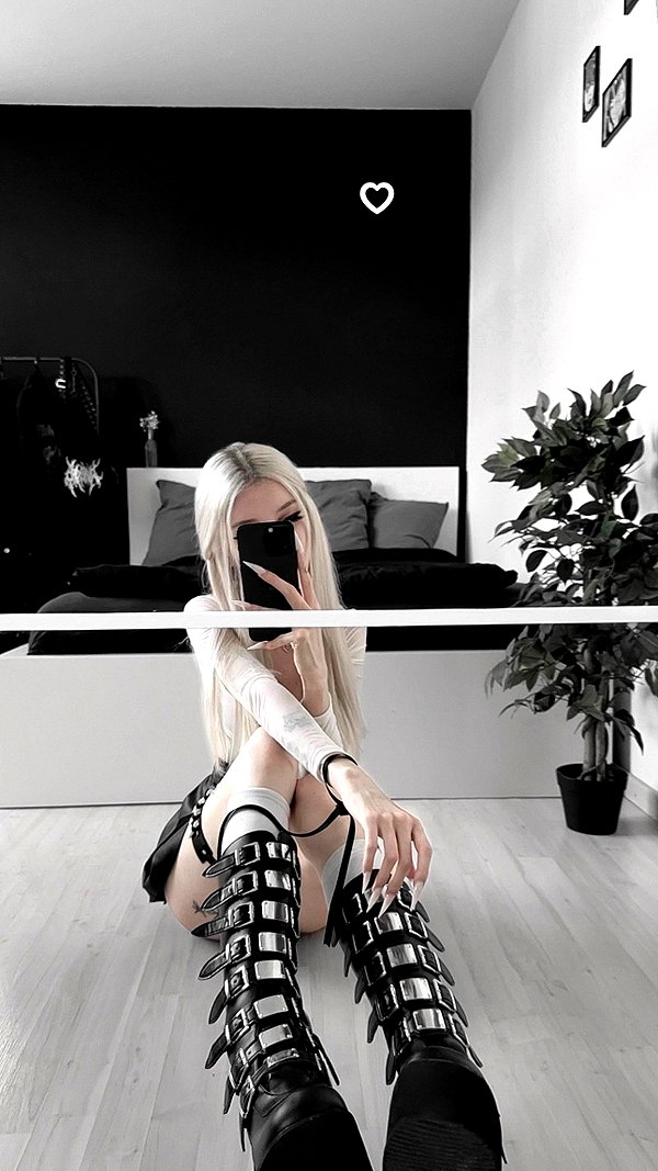 _lia.moon instagram image archive image