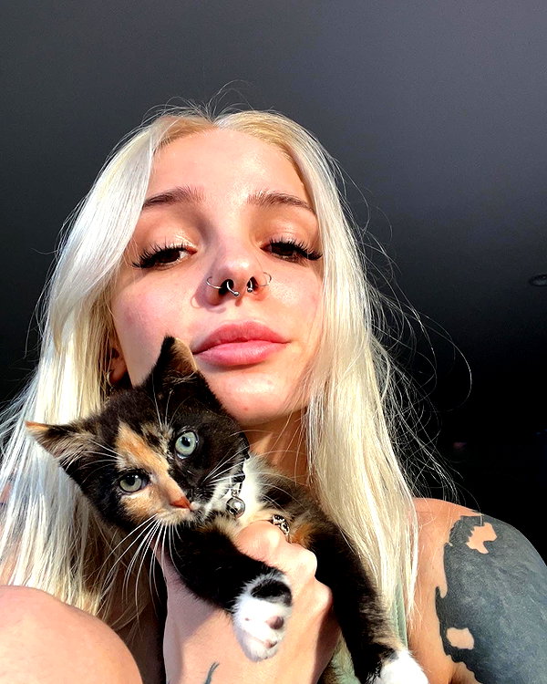peachtoot.plz instagram image archive image
