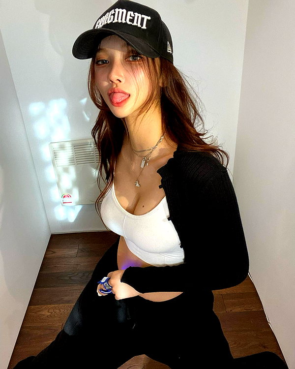 Archived image from @heroineseen on Instagram