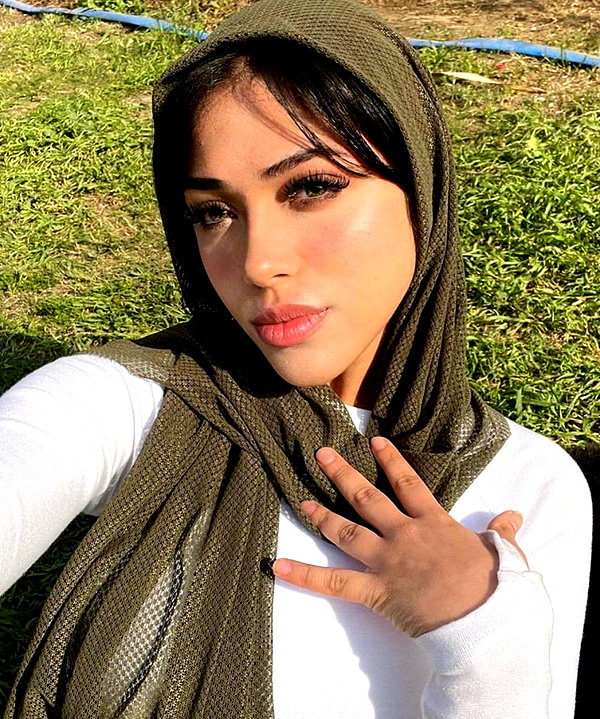 baddiesessence instagram image archive image