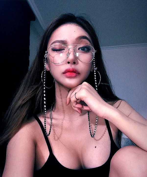 Archived image from @heroineseen on Instagram