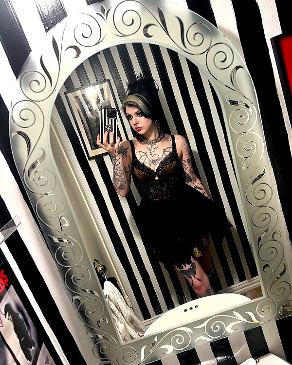 yeahimcaroline instagram image archive image