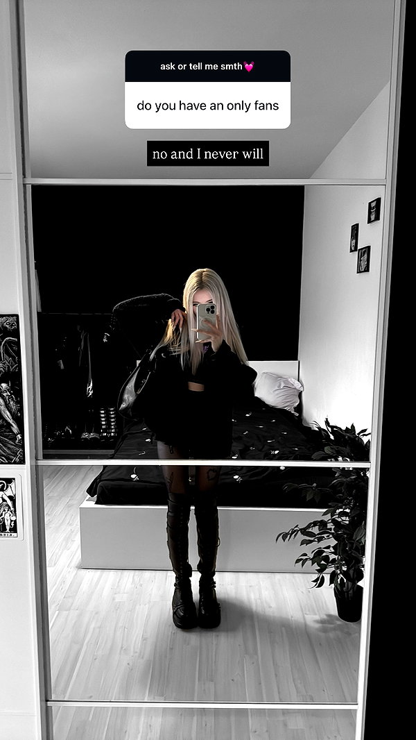 _lia.moon instagram image archive image