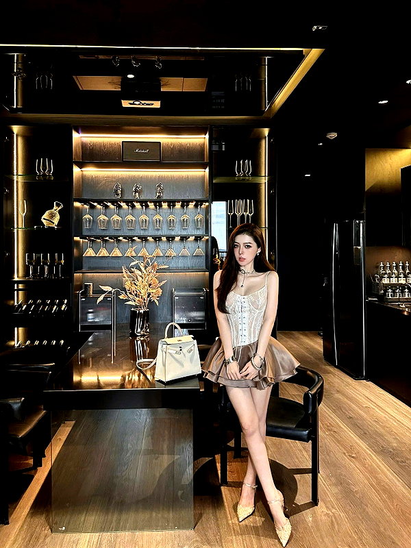 lyhythuedoxinh instagram image archive image