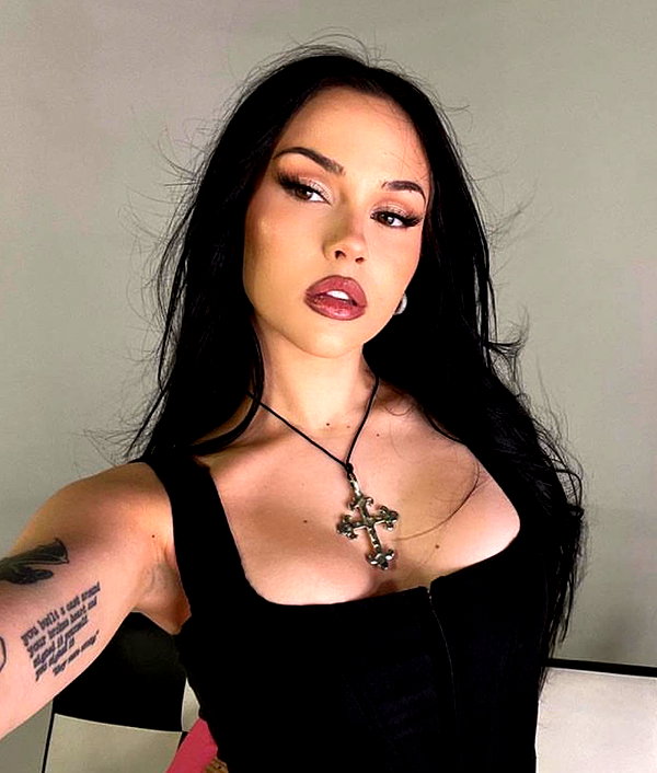 baddiesessence instagram image archive image