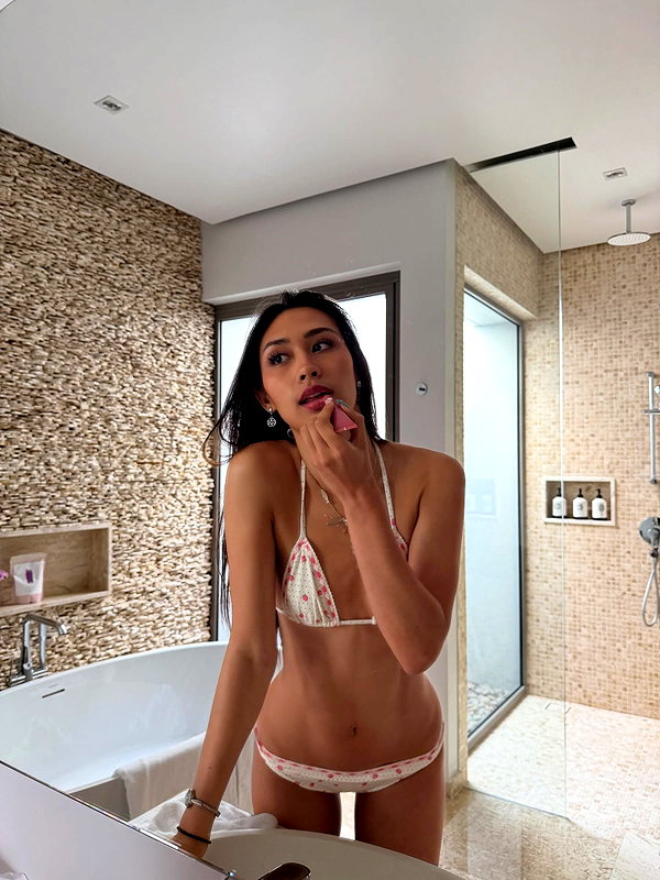 cait.knight instagram image archive image