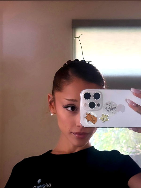arianagrande arianagrande archive image