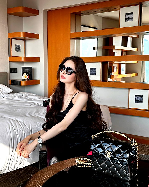 dear.zia instagram image archive image