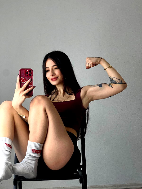 cata.leyah instagram image archive image