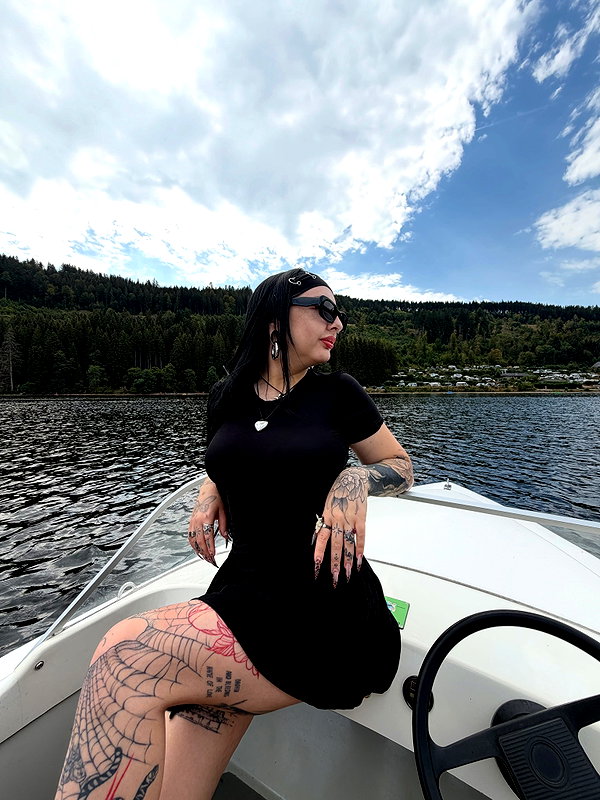 karin_orhov instagram image archive image