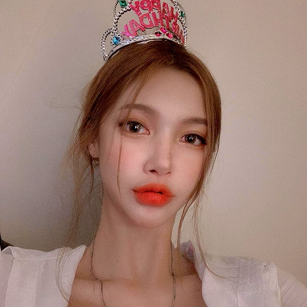 Archived image from @heroineseen on Instagram