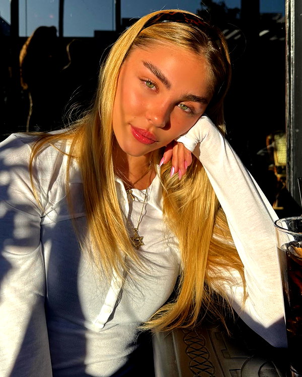 maya.keyy instagram image archive image