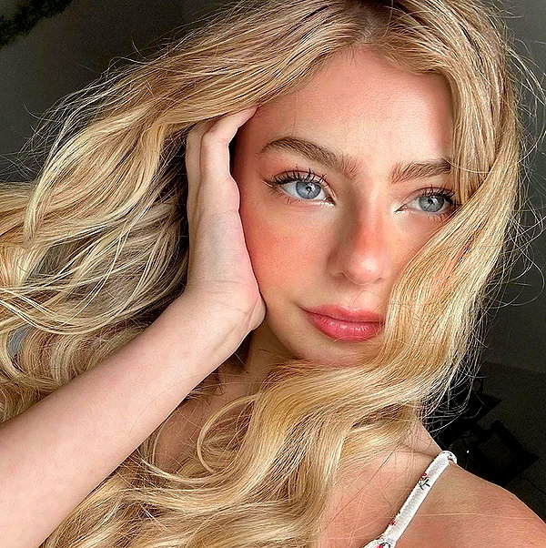 baddiesessence instagram image archive image