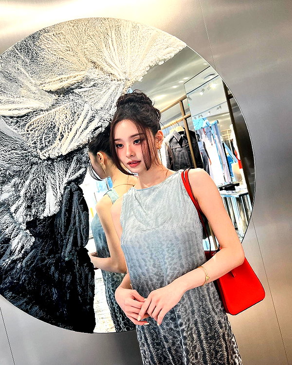 dear.zia instagram image archive image