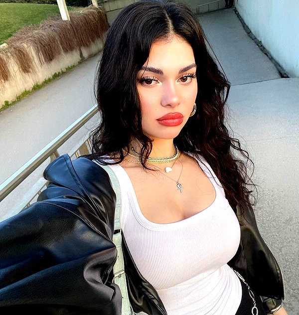 baddiesessence instagram image archive image