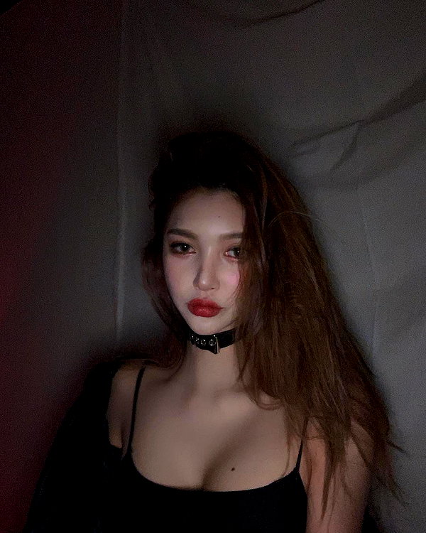 Archived image from @heroineseen on Instagram