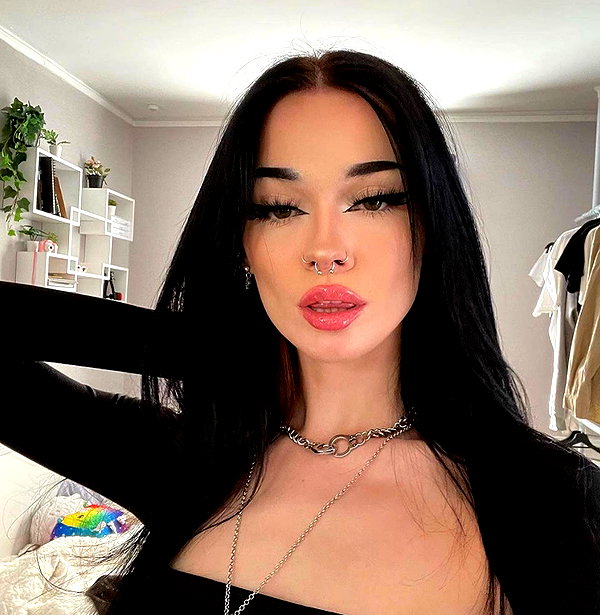 baddiesessence instagram image archive image