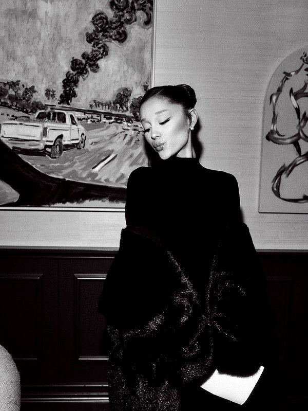 arianagrande instagram image archive image