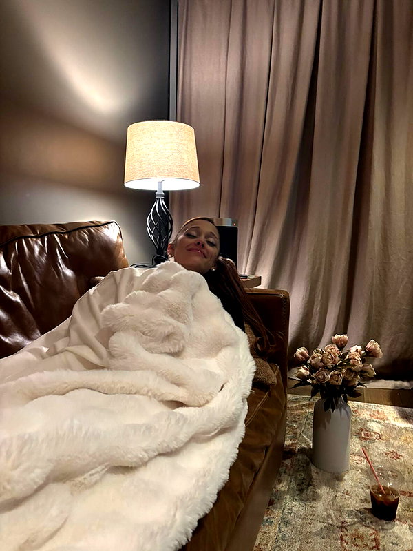 arianagrande instagram image archive image