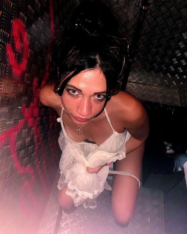 romi_henenson instagram image archive image