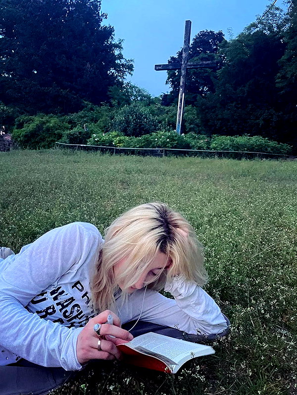 Archived image from @lolabllue on Instagram