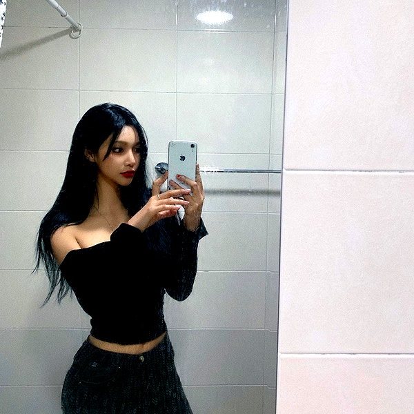 Archived image from @heroineseen on Instagram