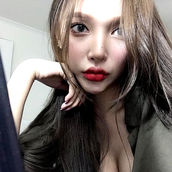Archived image from @heroineseen on Instagram