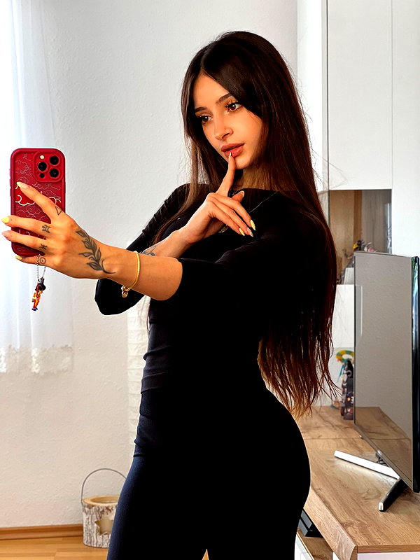 cata.leyah instagram image archive image