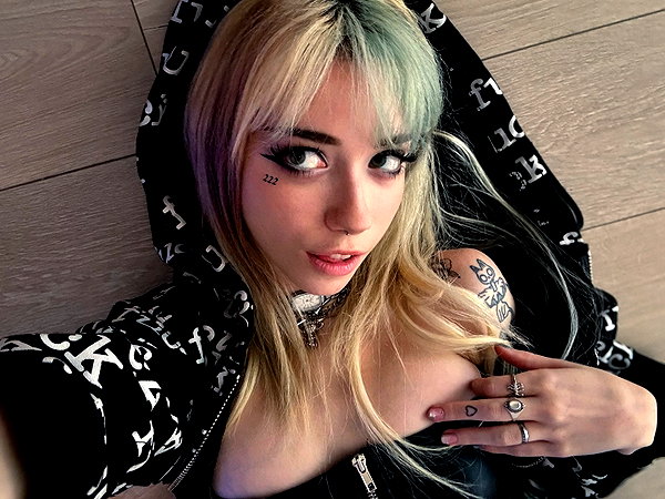 Archived image from @iluvmeww on Instagram