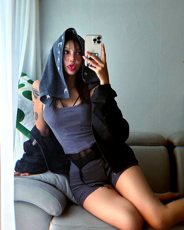 Archived image from @heroineseen on Instagram