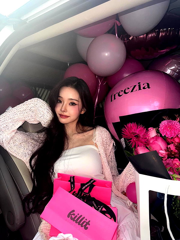 dear.zia instagram image archive image