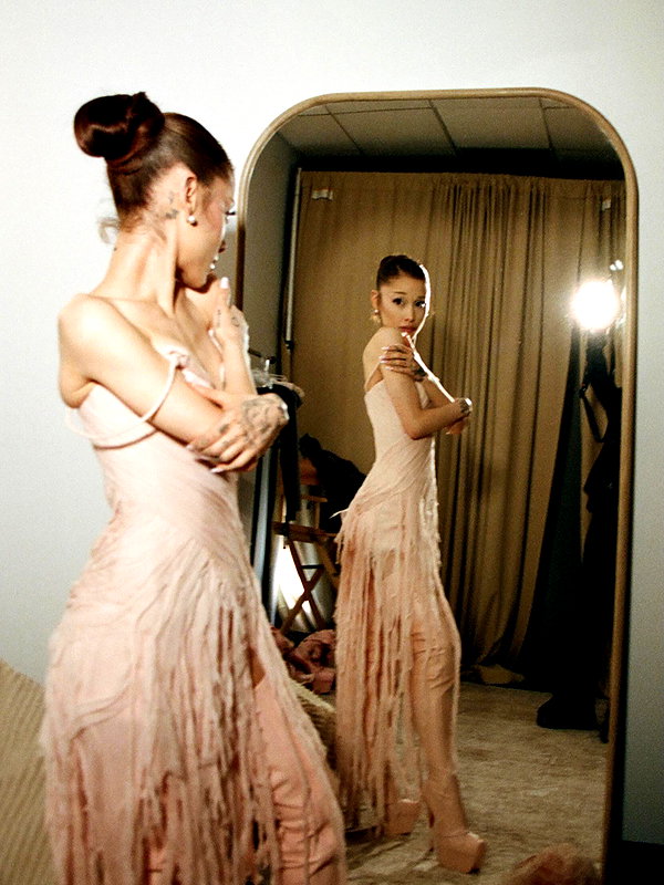 arianagrande instagram image archive image