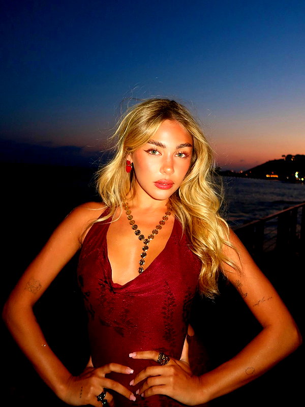 maya.keyy instagram image archive image