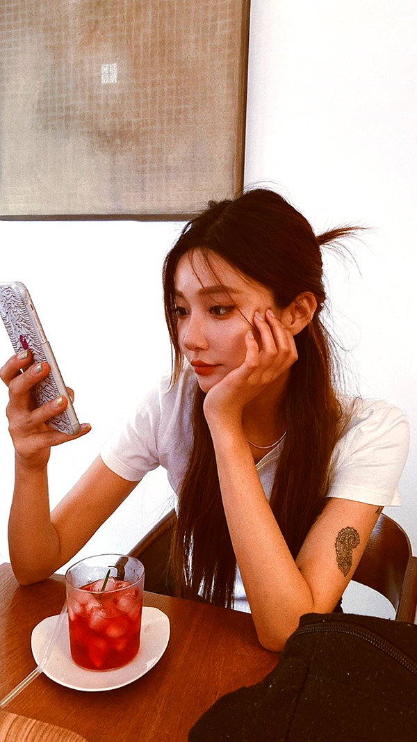 Archived image from @heroineseen on Instagram
